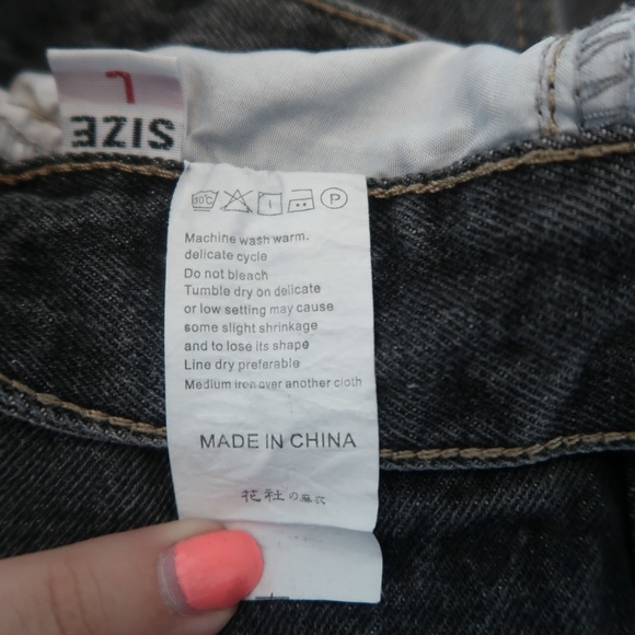 VINTAGE 90'S PATCHED AND EMBROIDERED SHORTS-SIZE L - Picture 7 of 7